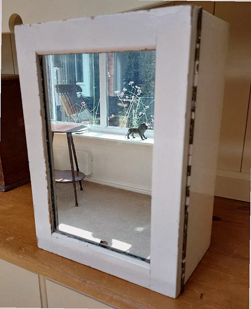 Vintage französischer Medizinschrank, Badezimmer Hängeschrank, Spiegel, weiß lackiert