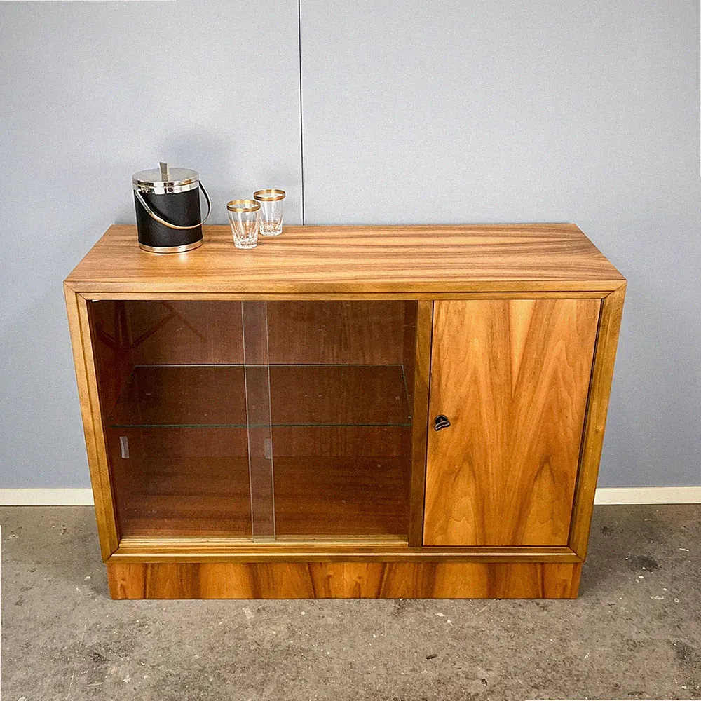 Vintage Vitrinenschrank mit Barfach Nussbaum 60er Midcentury matt restauriert