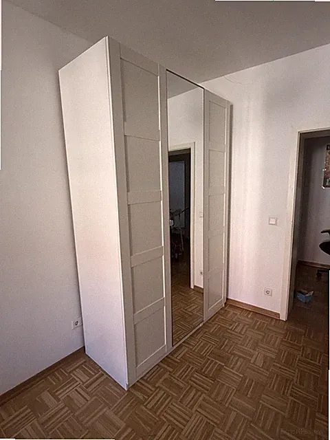 Weißer Schrank mit Spiegel