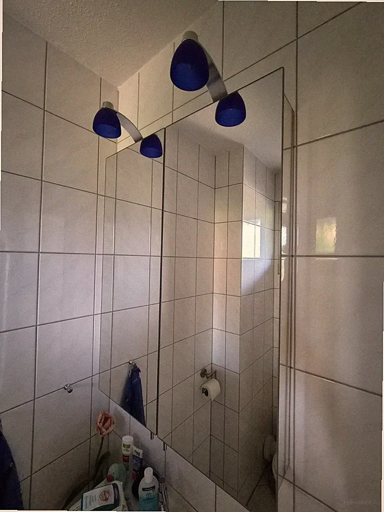 Wundrrschöner Zweitüriger Spiegelschrank mit blauer Beleuchtung Badezimmer